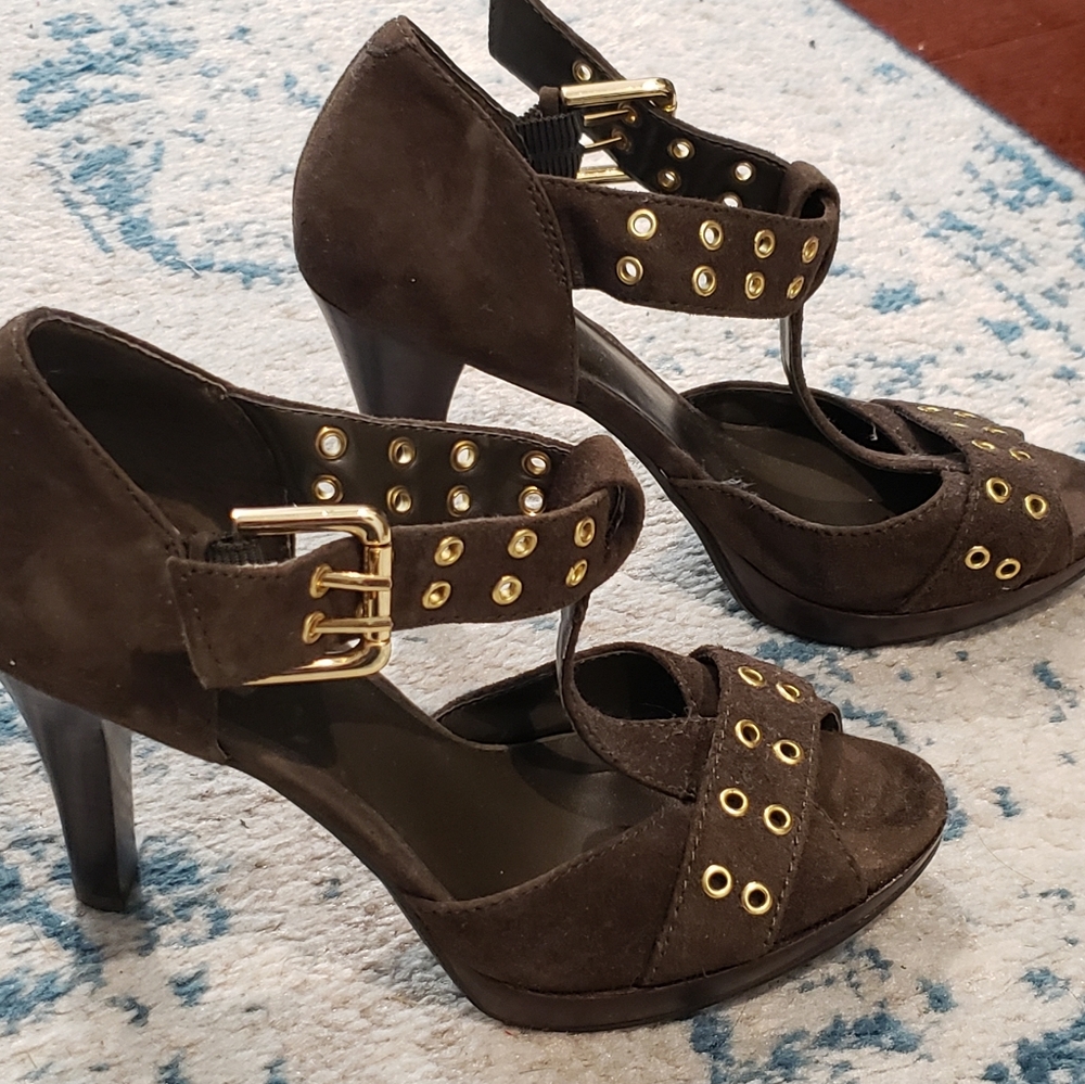 Heels - Picture 2 of 3